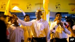 Ibrahim Mohamed Solih, au centre, et son colistier Faisal Naseem, à droite, saluant leurs partisans, Malé, Maldives, le 24 septembre 2018. 