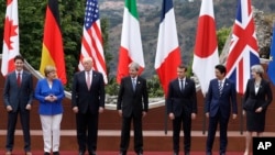 Para pemimpin negara-negara G7, dari kiri: PM Kanada Justin Trudeau, Kanselir Jerman Angela Merkel, Presiden AS Donald Trump, PM Italia Paolo Gentiloni, Presiden Perancis Emmanuel Macron, PM Jepang Shinzo Abe, dan PM Inggris Theresa May di Taormina, Italia, 26 Mei 2017. (AP Photo/Andrew Medichini)