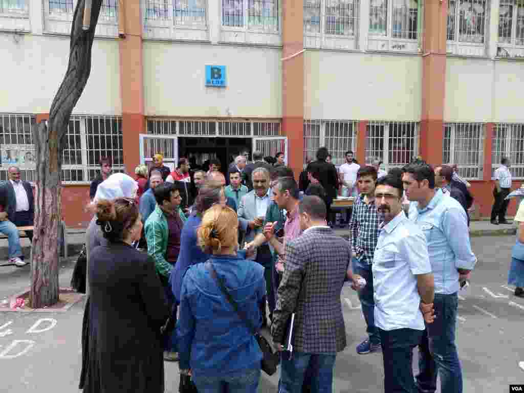 People line up to cast their vote in Istanbul, June 7, 2015. (Salih Turan/VOA)