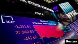 Un écran affiche le Dow Jones Industrial Average après la cloche de clôture sur le parquet de la Bourse de New York (NYSE) à New York, aux États-Unis, le 24 février 2020. (REUTERS/Brendan McDermid)