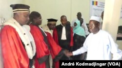 Les magistrats du Tchad saluant le ministre de la justice Pr Mahamat Hassan, N’Djamena, Tchad, 11 septembre 2017. (VOA/André Kodmadjingar)