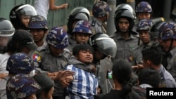ငြိမ်းချမ်းရေးအတွက် ဆန္ဒပြသူတွေကို ရဲတို့ဖမ်းဆီး၊ မေ ၁၂၊ ၂၀၁၈။ 