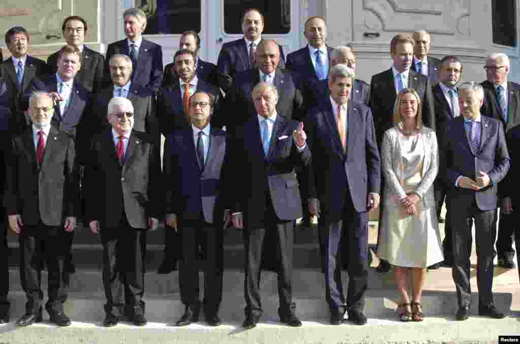 Presiden Irak Fuad Masum (dua dari kiri), Presiden Perancis Francois Hollande (tiga dari kanan), Menlu Perancis Laurent Fabius (tengah) dan Menlu AS John Kerry (tiga dari kanan) dan para diplomat negara lainnya saat menghadiri konferensi Internasional untuk Perdamaian dan Keamanan di Irak, di &nbsp;Quai d&#39;Orsay, Paris (15/9).
