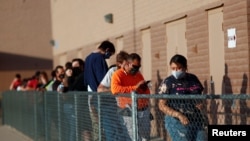 亚利桑那州凤凰城的选民们在选举日这天排队等待投票。(2020年11月4日)