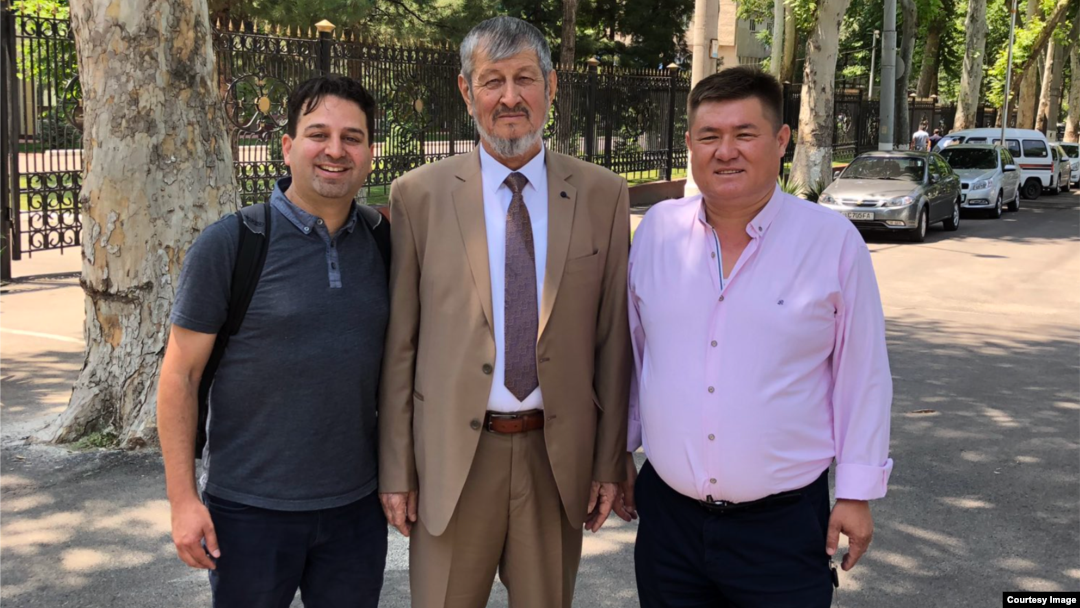 Stiv Sverdlov (chapda) sobiq siyosiy mahbus Samandar Qo'qonov va "Ezgulik" inson huquqlari jamiyati rahbari Abdurahmon Tashanov bilan, Toshkent, 12-iyun, 2019