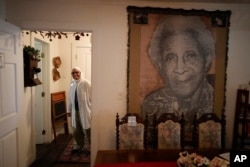 Ny Nathiri, pendiri Asosiasi Pelestarian Komunitas Eatonville, mengunjungi Museum Rumah Moseley, di Eatonville, Florida, 23 Agustus 2023. Museum itu adalah kediaman Matilda Moseley, keponakan pendiri kota, Joe Clark. (Foto: Rebecca Blackwell/AP Photo)