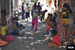 រូបឯកសារ៖ ជន​ក្រីក្រ​អង្គុយ​ខាង​ក្រៅ​រងចាំ​ទទួល​អាហារ​ថ្ងៃ​ត្រង់​ បន្ទាប់​ពី​ព្រះសង្ឃ​ឆាន់​រួច​នៅ​វត្ត​កោះ​ ក្នុង​ក្រុង​ភ្នំពេញ​ ថ្ងៃ​អង្គារ ទី​២៦ ខែ​កញ្ញា ឆ្នាំ​២០១៨។ (ណឹម សុភ័ក្រ្តបញ្ញា/VOA)