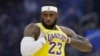NBA: LeBron voit triple et les Lakers renversent Chicago