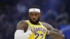 Penyerang Los Angeles Lakers LeBron James melawan Golden State Warriors selama pertandingan pramusim NBA di San Francisco, Sabtu, 5 Oktober 2019 (Foto: AP/Jeff Chiu)