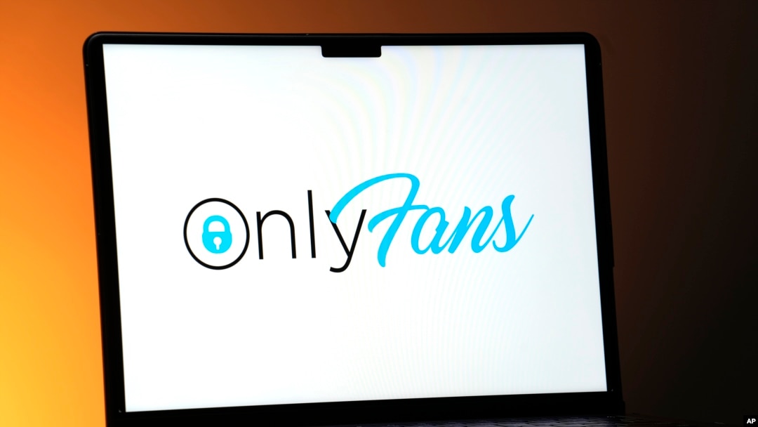 ILUSTRASI - Logo OnlyFans terlihat di monitor komputer di St. Louis, 7 Desember 2023. (Jeff Roberson/AP)