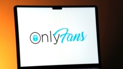 ILUSTRASI - Logo OnlyFans terlihat di monitor komputer di St. Louis, 7 Desember 2023. (Jeff Roberson/AP)