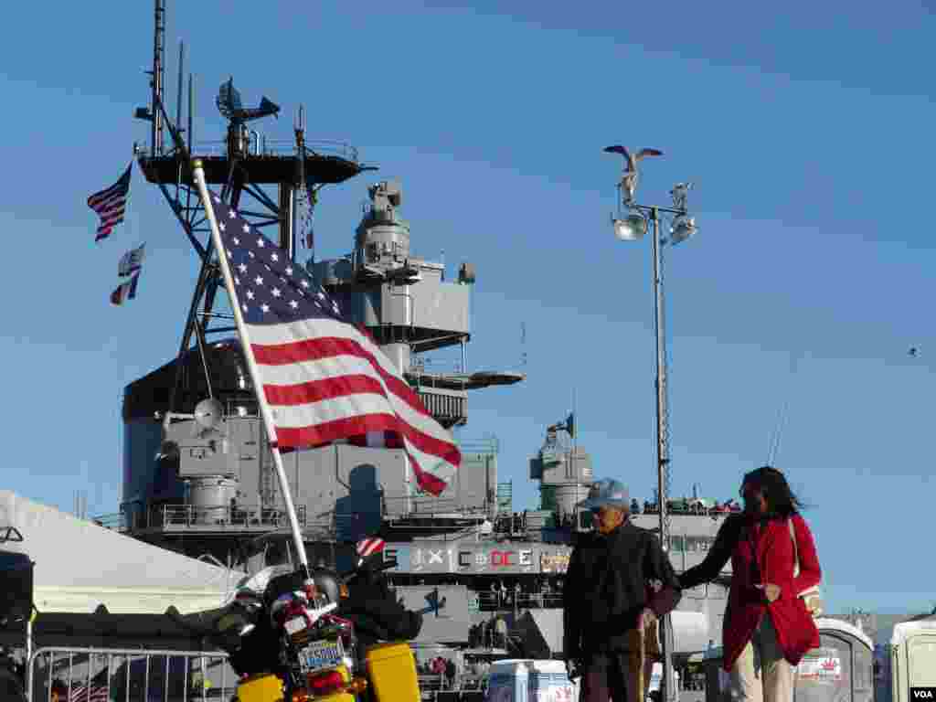 老迈退伍军人拄杖到场(美国之音 国符拍摄)