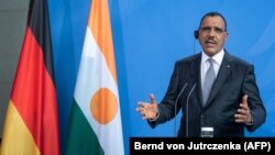 Le président nigérien Mohamed Bazoum lors d'une conférence de presse à la Chancellerie de Berlin, le 8 juillet 2021.