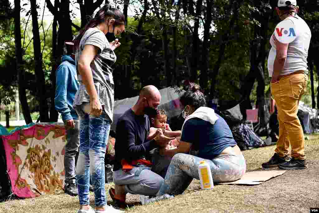 Adem&#225;s, bastantes familias son menores de edad. Entre ellos, beb&#233;s de menos de un a&#241;o.