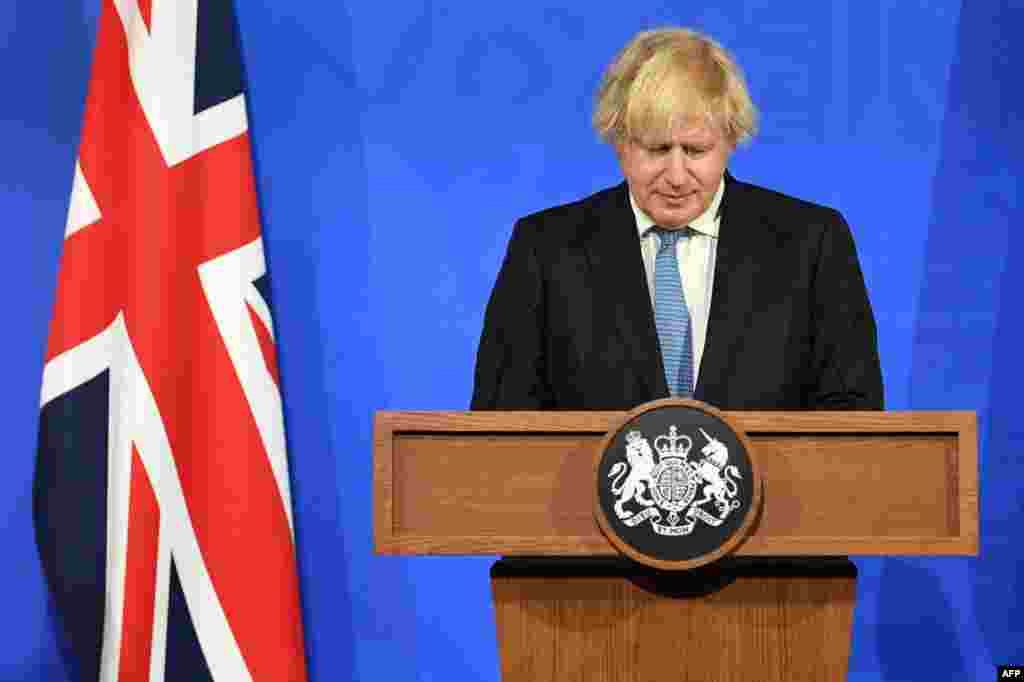 영국의 보리스 존슨 총리가 런던 다우닝가 브리핑룸에서 신종 코로나바이러스 관련 기자회견을 하고 있다. 영국은 봉쇄 조치를 마치고 방역을 완화해 해외여행 허용을 검토할 것이라고 밝혔다. 