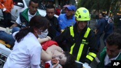 Una mujer herida es evacuada en una camilla después de una explosión en el shopping Centro Andino en Bogotá, Colombia, el sábado, 17 de junio de 2017.
