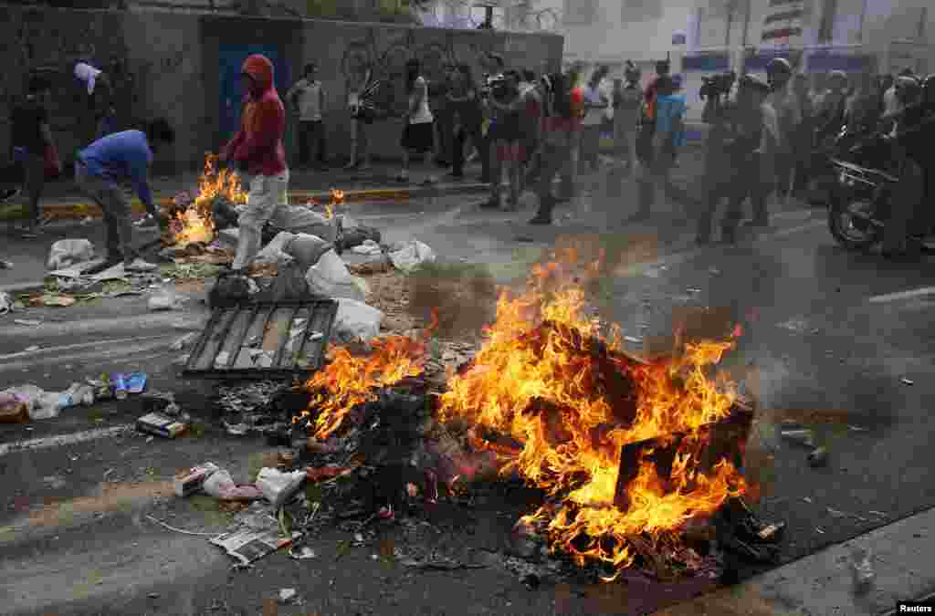 Supporters of opposition leader Henrique Capriles block a street by setting fire to what ever they can find while demonstrating for a recount of the votes in Sunday&#39;s election, in Caracas, April 15, 2013.&nbsp;