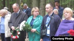 Сотрудники консульств во время траурной акции на Левашовском кладбище