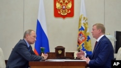 Ruski predsjednik Vladimir Putin razgovara sa bivšim saradnikom Anatolijem Čubajskom u Moskvi. (Foto: Alexei Druzhinin/Pool Photo via AP)