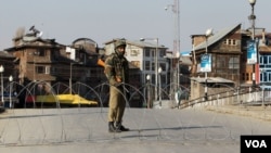 Pasukan keamanan India melakukan penjagaan setelah diberlakukannya pembatasan keluar rumah ketat di wilayah Kashmir India (10/2).