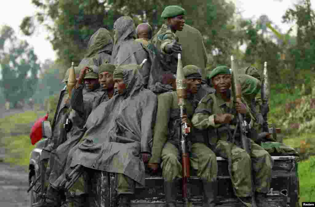 Binh sĩ Congo trên đường đến Kibati, gần quận Goma, để chống lại nhóm phiến quân M23.