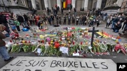 Une bannière pour les victimes des attentats "Je suis Bruxelles" sur la place de la Bourse dans le centre de Bruxelles, le mercredi 23 Mars 2016.