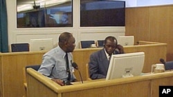 Augustin Bizimungu, kulia, kamanda wa majeshi ya Rwanda 1994 akiwa mahakamani Arusha