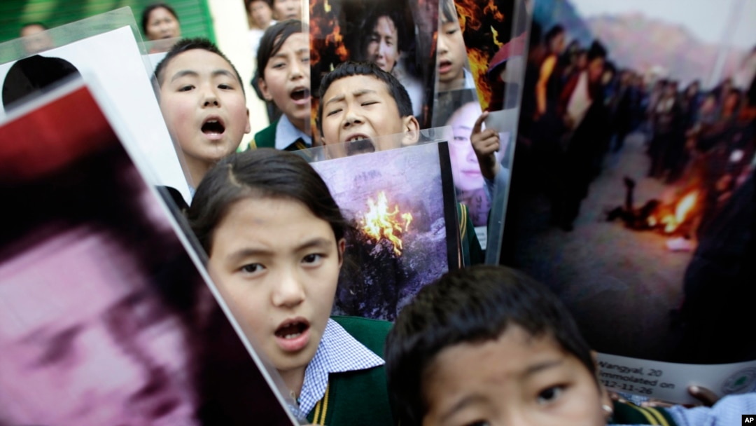 Anak-anak sekolah Tibet di pengasingan di Dharmsala, India memrotes kebijakan pemerintah China yang mendorong aksi bakar diri (foto: 25/3). 