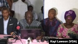 Conférence de presse de la coalition de l’opposition à Lomé, Togo, 8 décembre 2017. (VOA/Kayi Lawson)