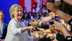 대의원 과반 확보로 사실상 민주당 대선 후보로 확정된 힐러리 클린턴 후보가 지난 7일 뉴욕 유세장에서 지지자들의 환호를 받고 있다. (자료사진)