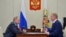Ruski predsjednik Vladimir Putin razgovara sa bivšim saradnikom Anatolijem Čubajskom u Moskvi. (Foto: Alexei Druzhinin/Pool Photo via AP)