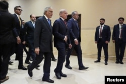 اسحاق دار (چپ) در کنار نخست‌وزیر و وزیر کشور پاکستان، پیشاپیش دیدار روز شنبه به جی‌دی ونس در اسلام‌آباد