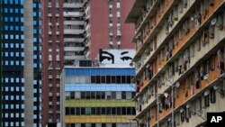 Un mural retrata los ojos del expresidente Hugo Chávez en la pared de un edificio en Caracas, el 5 de julio de 2020, en el feriado del Día de la Independencia de Venezuela. 