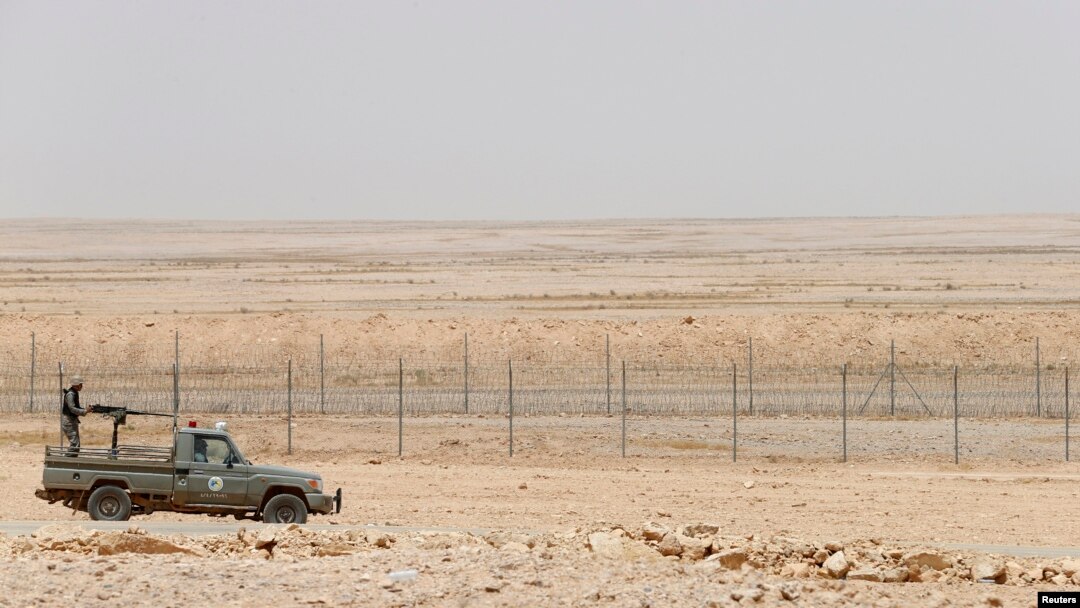 Truk militer pengawal perbatasan Saudi Arabia melakukan patroli di dekat perbatasan dengan Irak (foto: dok).