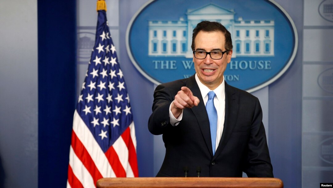 Menteri Keuangan AS, Steven Mnuchin menjawab pertanyaan media di Gedung Putih (foto: dok). 