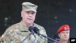 Le chef de l'armée de terre américaine en Europe à Varsovie, Pologne, 6 juin 2016.