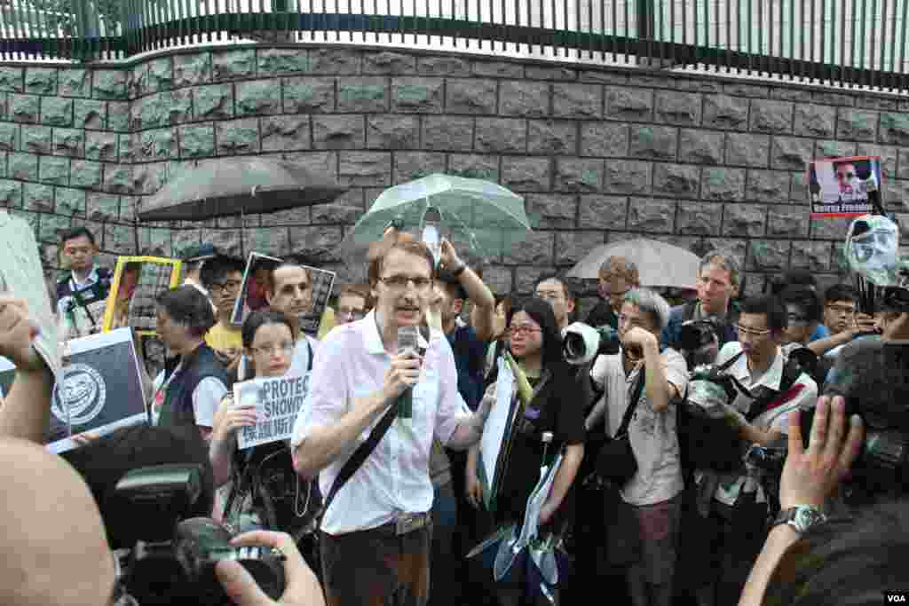 香港数百人在遮打花园和美国驻香港总领事馆前声援斯诺登（美国之音海彦拍摄）