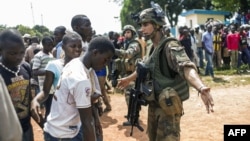 Des soldats français de l'opération Sangaris près de l'aéroport de Bangui, RCA, Dec.12, 2013.