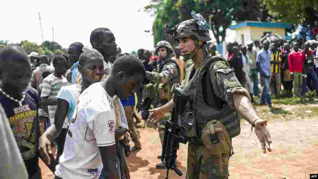 Les troupes françaises de l&#39;opération Sangaris arrêtent les manifestants qui se sont rassemblés à l&#39;entrée de l&#39;aéroport de Bangui, le 12 décembre 2013.