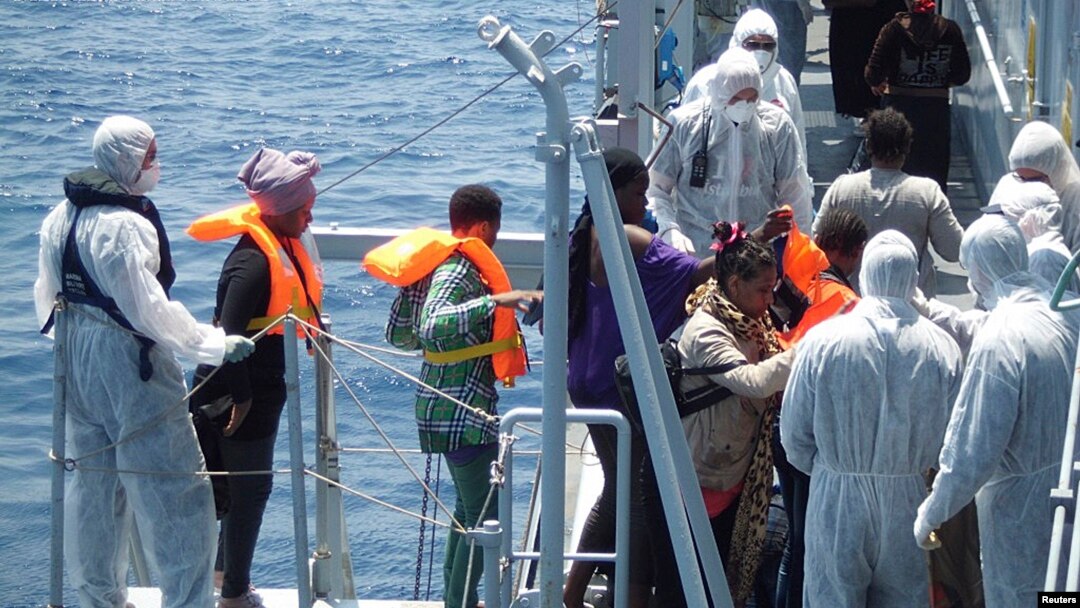 Para migran naik kapal angkatan laut Italia Scirocco dalam operasi penyelamatan di lepas pantai Libya. (Foto: Dok)