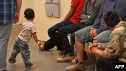 Des enfants de migrants dans les installations des douanes et des frontières des États-Unis à Tucson, Arizona, 28 juin 2018.