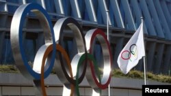  지난 24일 스위스 로잔에 본부를 둔 국제 올림픽 위원회 앞에 설치된 오륜기 장식물. 