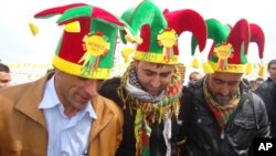 Kurdên li Dîyarbekirê bi kumên balkêş govenda Newrozê digerînin.