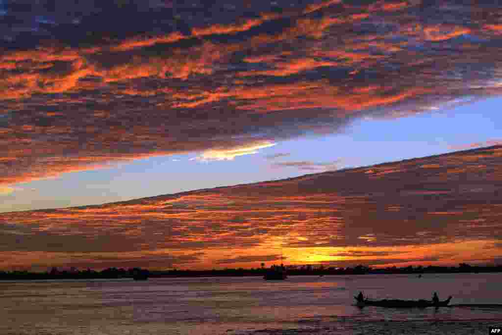 A boat commutes across the Mekong river in Phnom Penh, Cambodia. The Mekong is the world&#39;s 12th longest river running from the Tibetan Plateau through China&#39;s Yunnan province, Myanmar, Laos, Thailand, Cambodia and Vietnam.