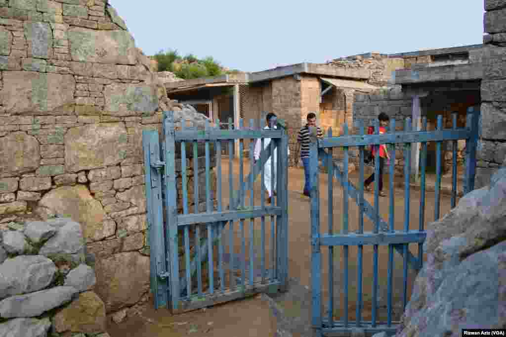 جولیاں درسگاہ کا داخلی دروازہ۔