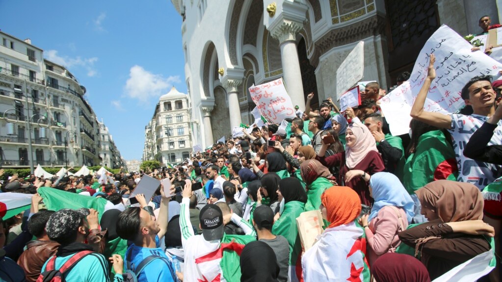 Người biểu tình Algeria đòi cải cách thể chế chính trị của đất nước