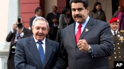 Cuba podría presionar a Maduro a mantener un perfil bajo durante la Cumbre de las Américas, según analistas internacionales.