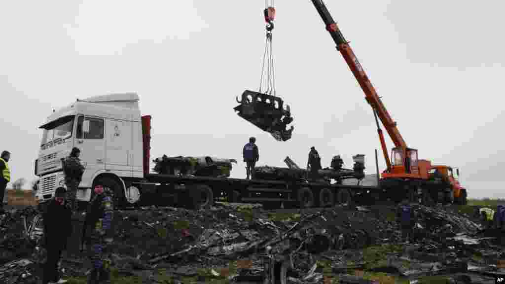 Des équipes de récupération récupèrent des débris de l&rsquo;épave de Malaysia Airlines Flight MH17 de l'Est Ukraine, une zone contrôlée par les rebelles ou l&rsquo;appareil avait été abattu , quatre mois plutôt, en Hrabové, l'Ukraine, le 16 novembre 2014.
