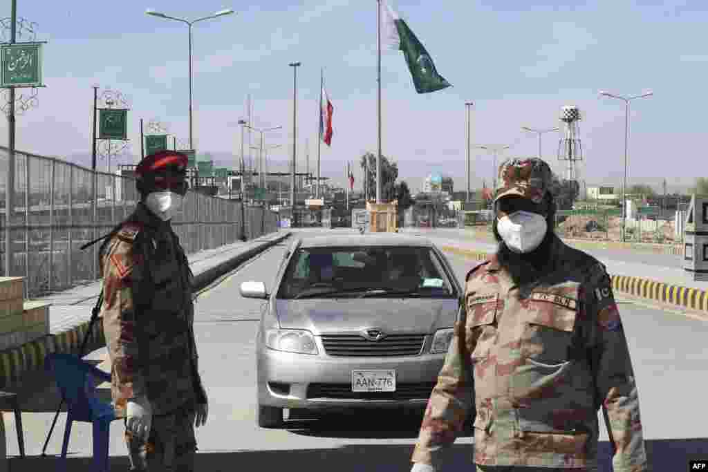 تفتان بارڈر پر مامور پاکستانی سیکیورٹی اہلکاروں کو بھی ماسک پہننے کی ہدایات جاری کی گئی ہیں۔ &nbsp;