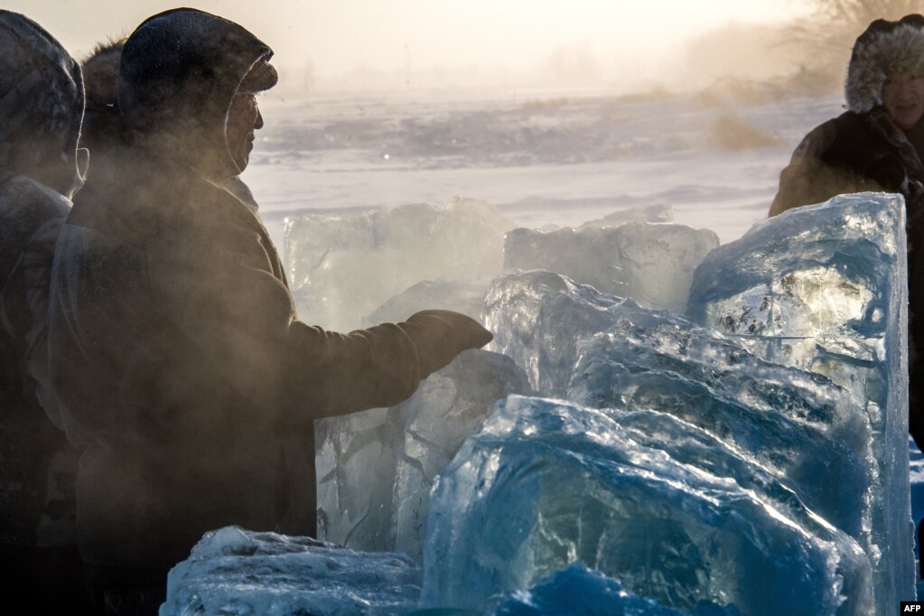 러시아&nbsp;야쿠츠크에서 70km 떨어진 오이의 호수가 영하 41도로 꽁꽁 언 가운데 주민들이 얼음을 채취하고 있다.